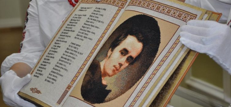 Єдина в світі повністю вишита книга – шедевр зроблений в Україні!