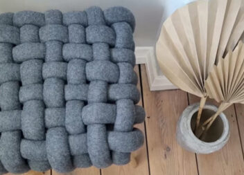 Креативне оформлення старого табурета пледом із IKEA