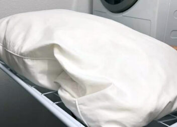 Як відіпрати пухову подушку у пральній машинці від поту, плям і запаху