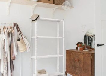 Як металеві стелажі допомагають організувати майстерню чи кімнату для рукоділля